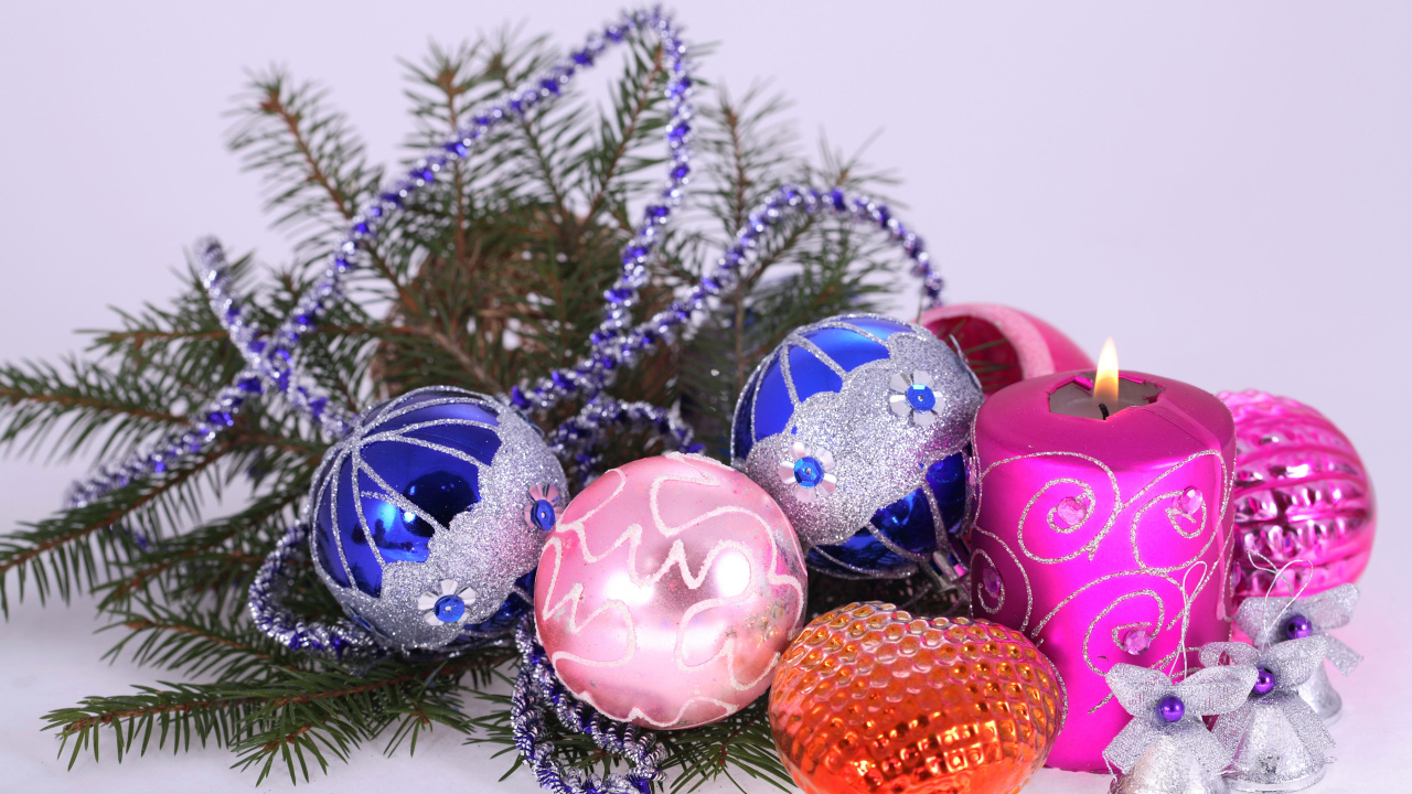 Красивые новогодние украшения с зеленой еловой веткой