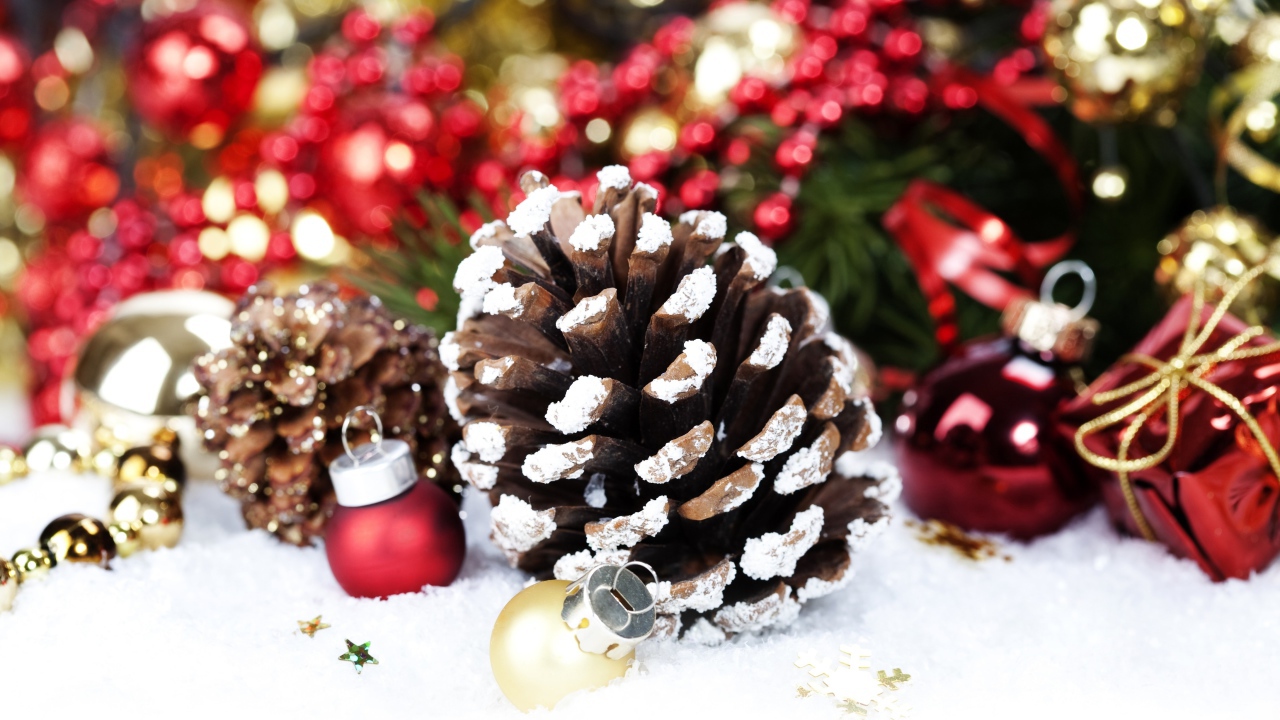 Большая елочная шишка с игрушками на Новый год 2018