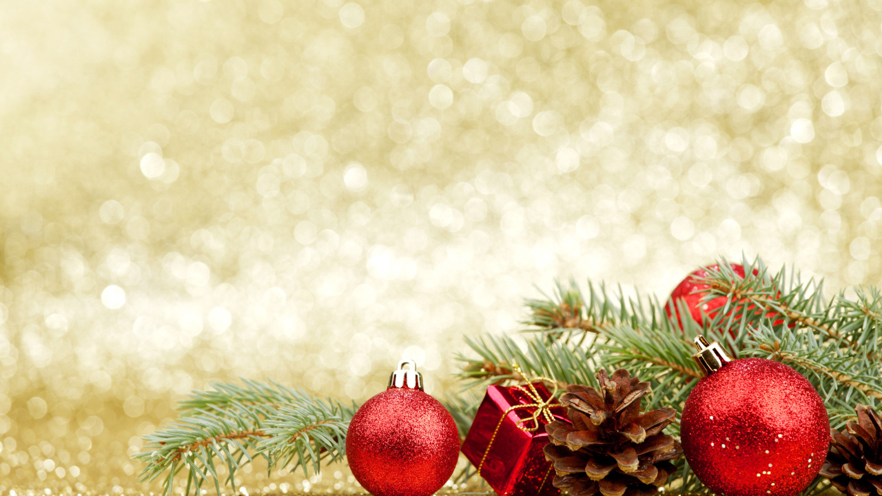 Еловая ветка, шишки и красные шарики, шаблон на поздравительной открытки