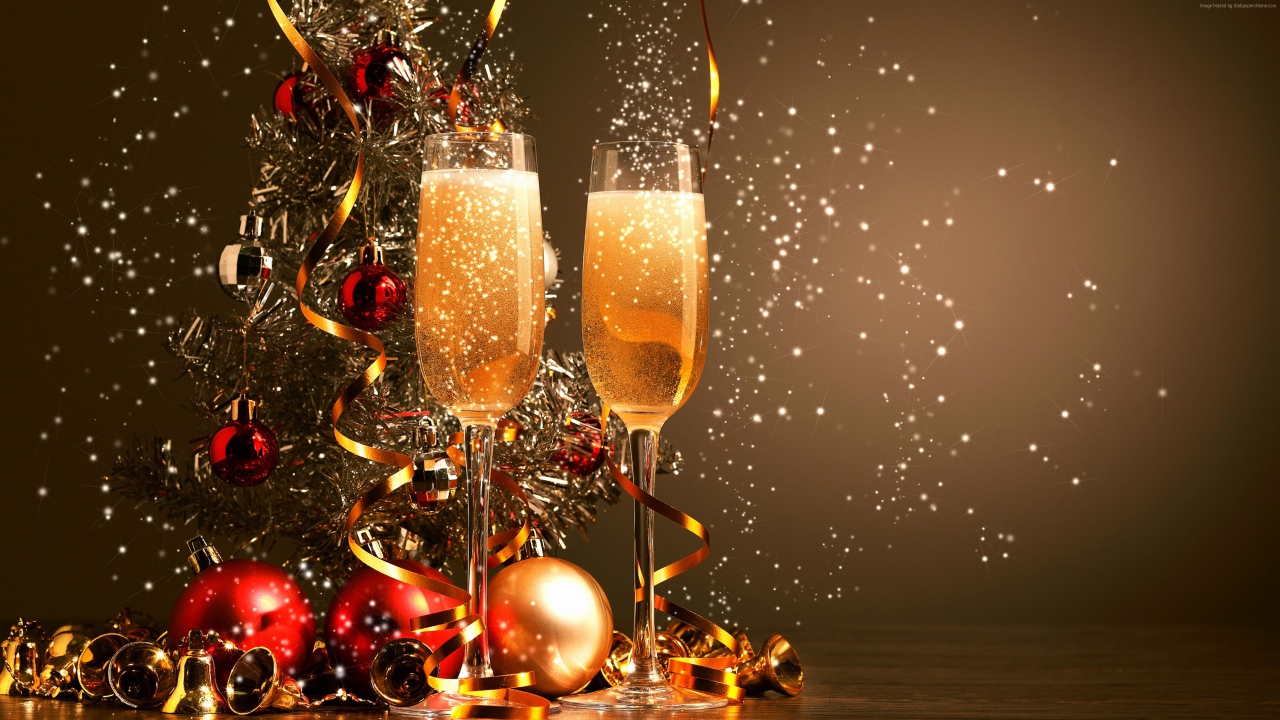 Два фужера с шампанским на фоне праздничной елки