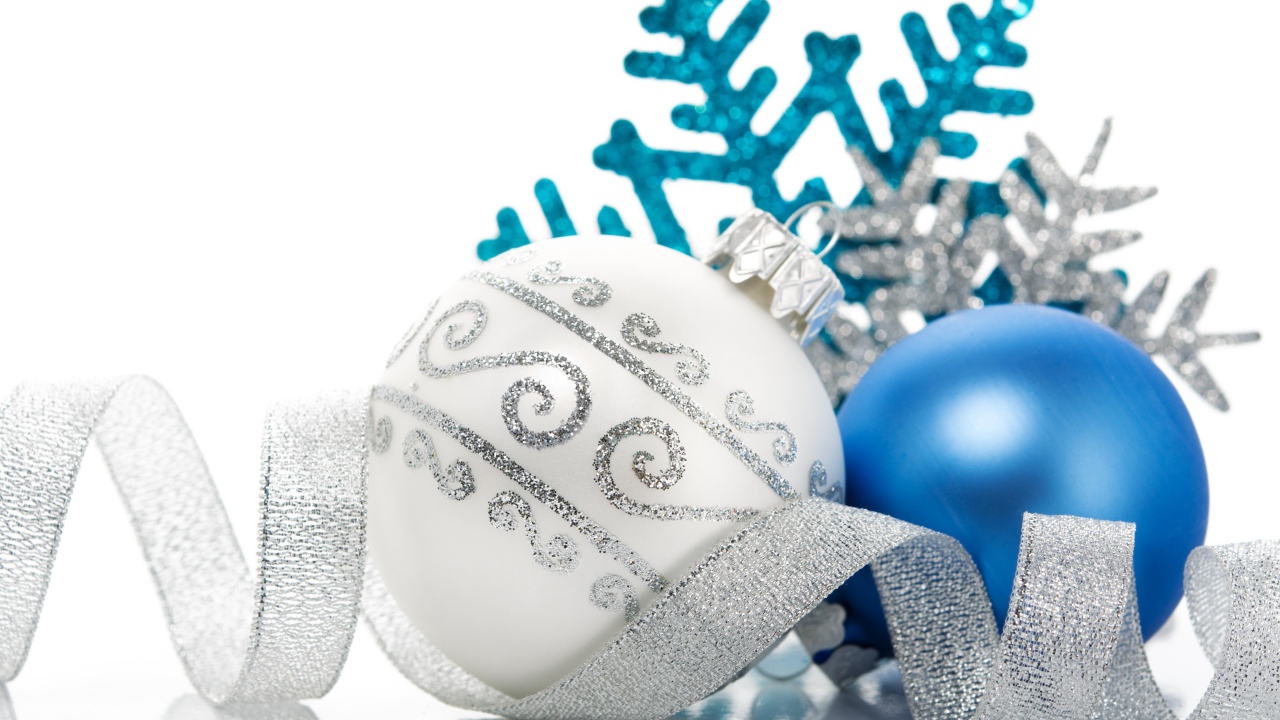 Белый и голубой елочные шары с яркой лентой на белом фоне