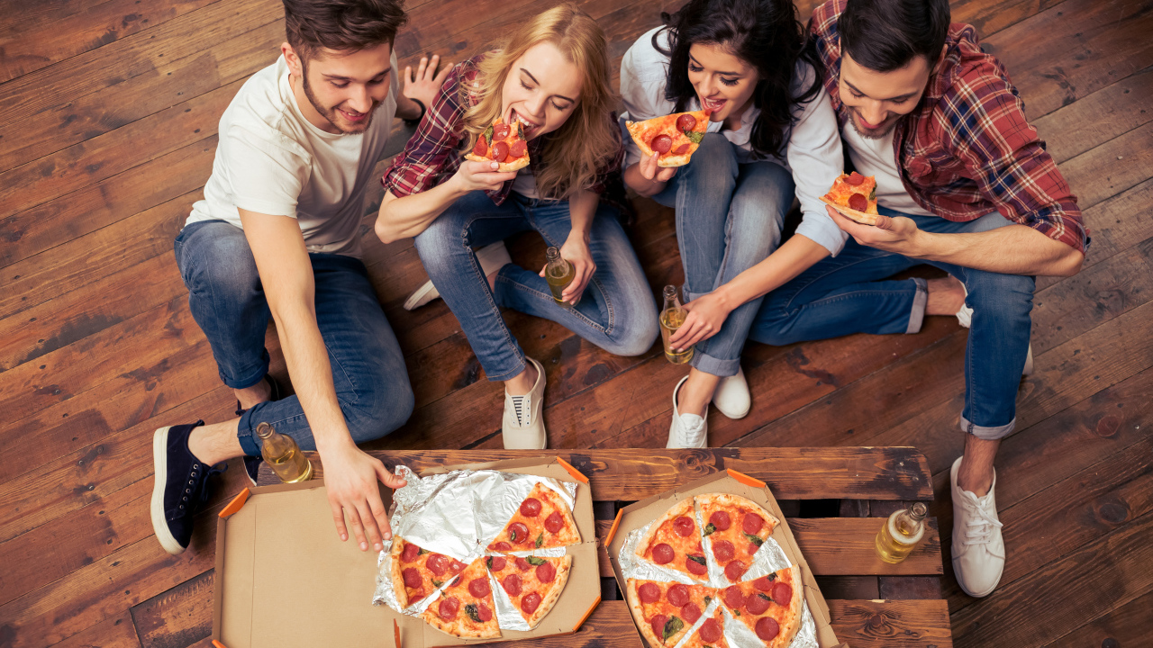 Компания друзей ест аппетитную пиццу