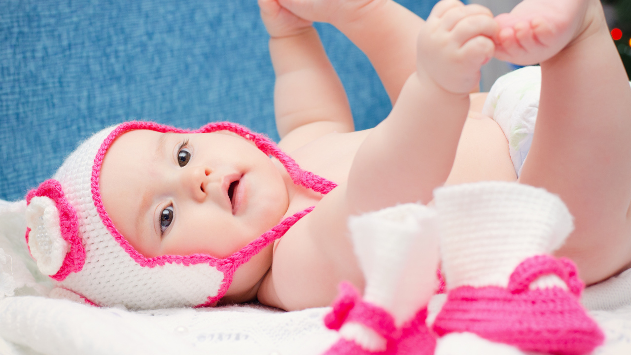 Милый грудной ребенок в вязаной шапке