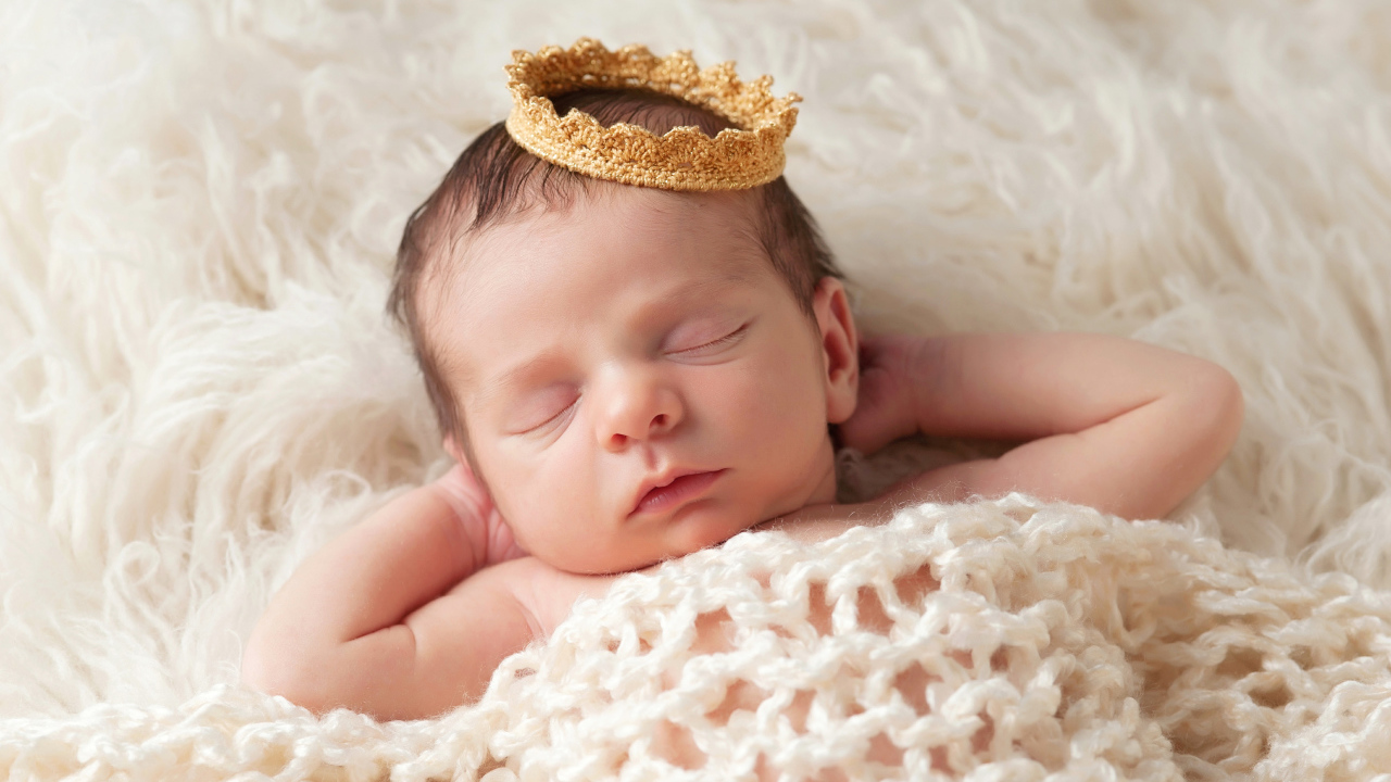 Спящий младенец девочка с короной на голове