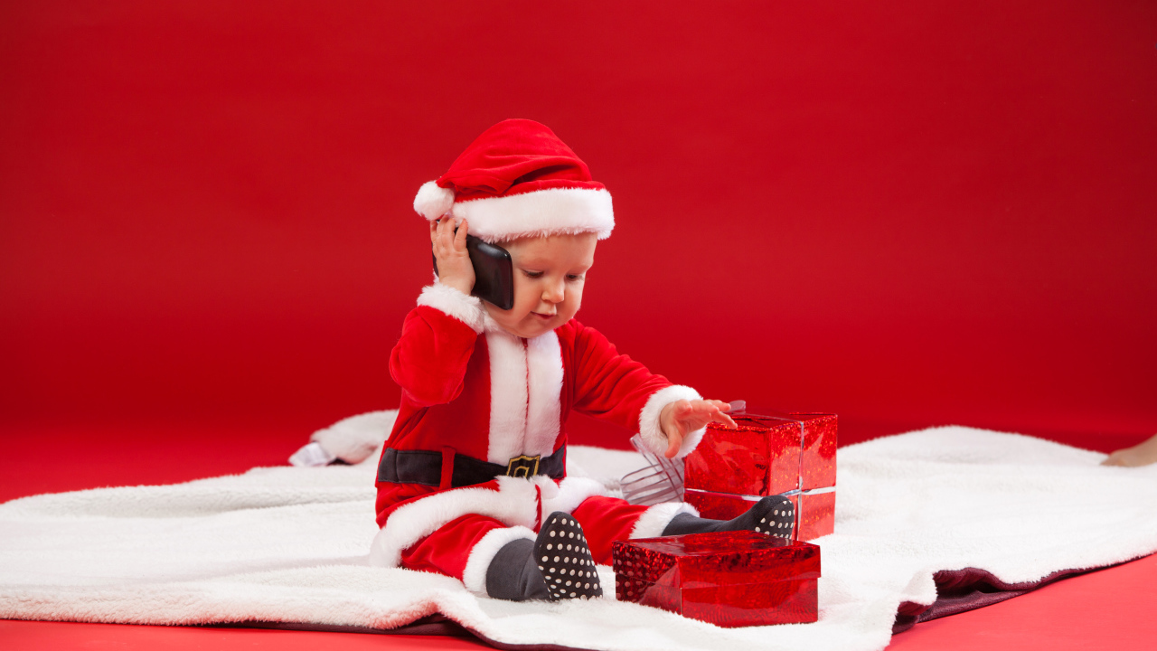 Маленький ребенок в новогодней униформе с подарками
