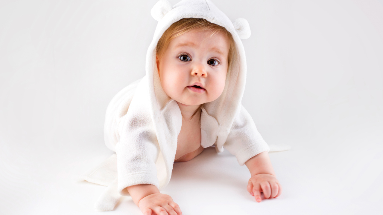 Девочка младенец в белом халате с ушками на капюшоне