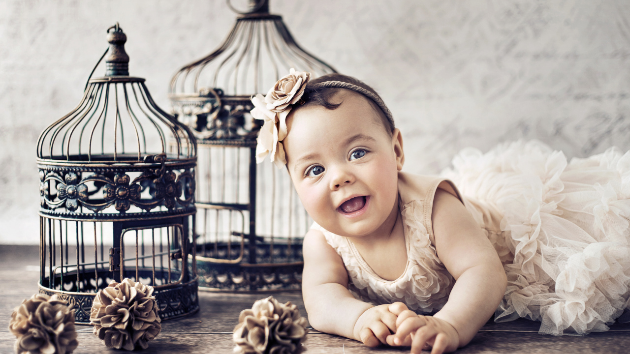 Красивая девочка с железными клетками для птиц