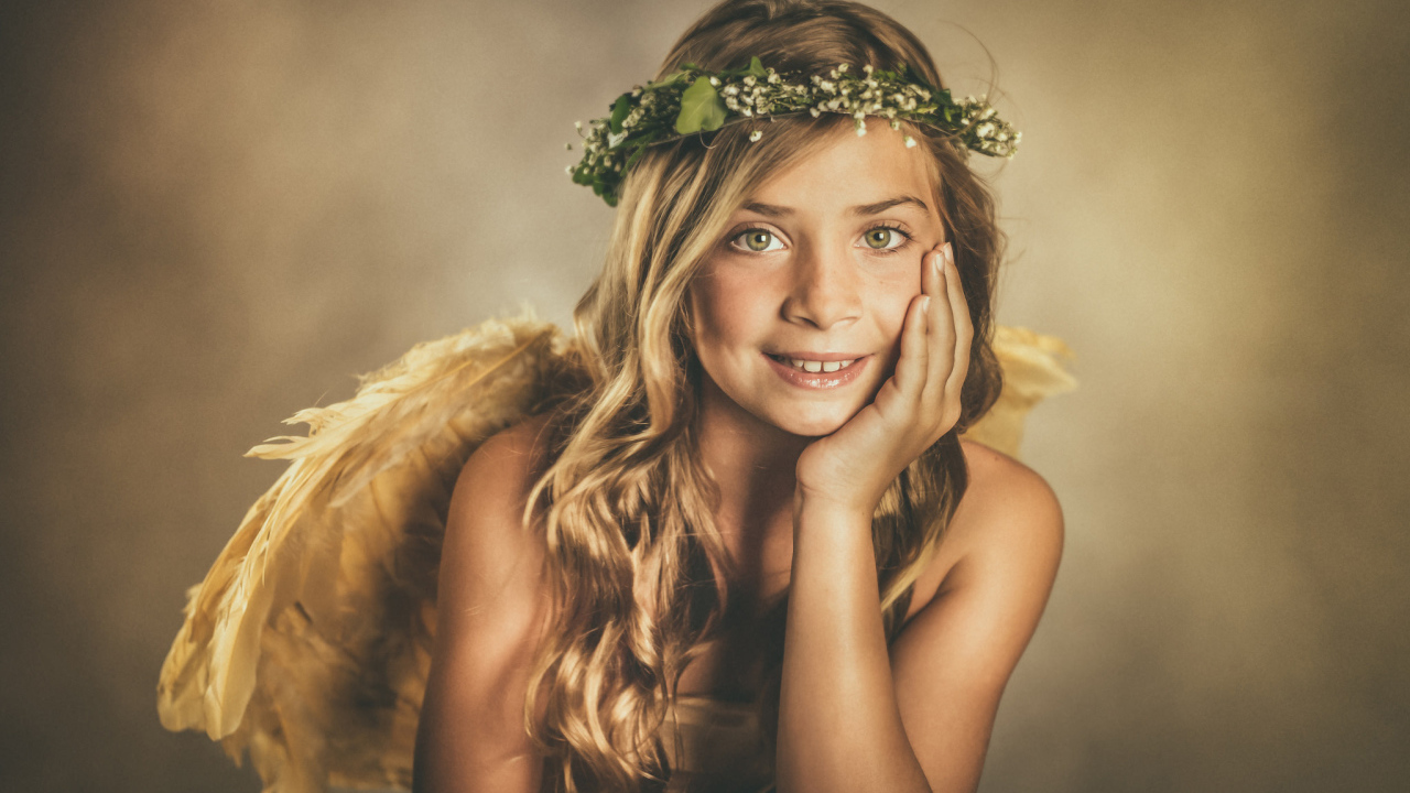 Зеленоглазая красивая девочка с крыльями ангела