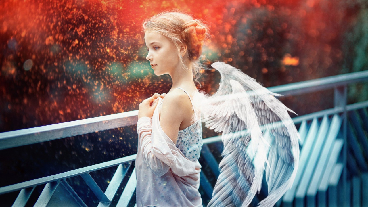 Маленькая красивая девочка с крыльями ангела