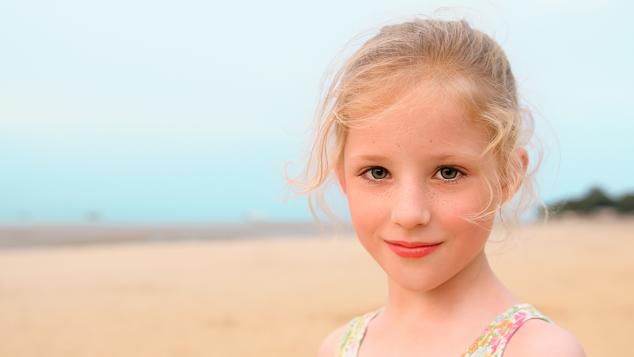 Маленькая красивая девочка с веснушками на лице