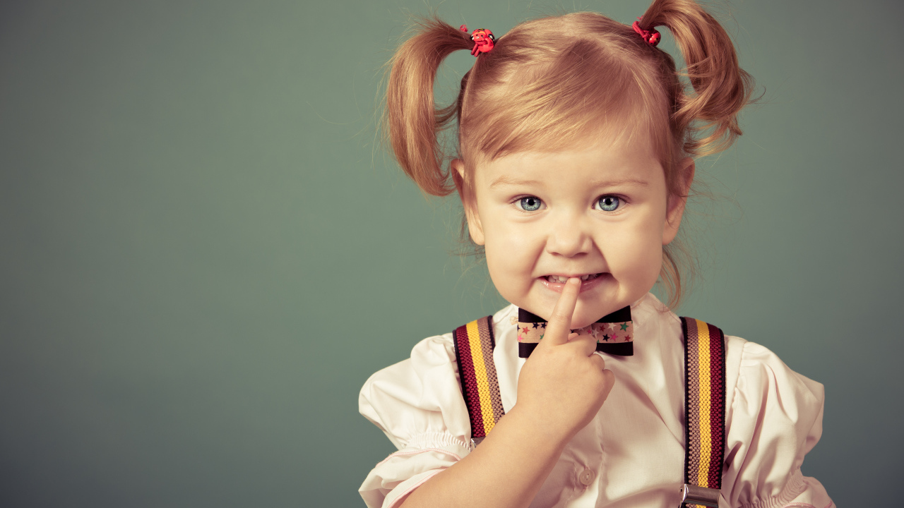 Маленькая голубоглазая девочка с хвостиками