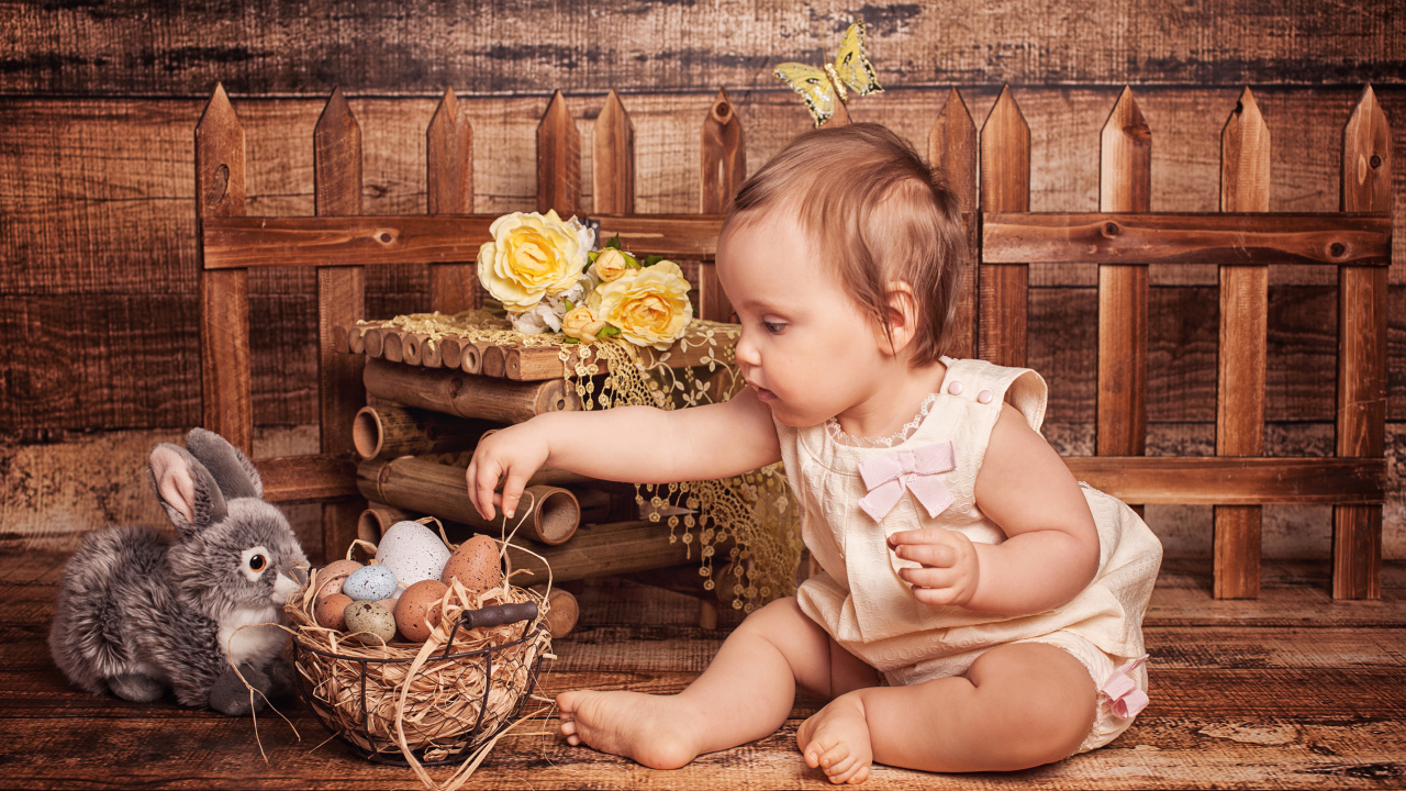 Маленькая девочка с корзиной яиц и плюшевым зайцем