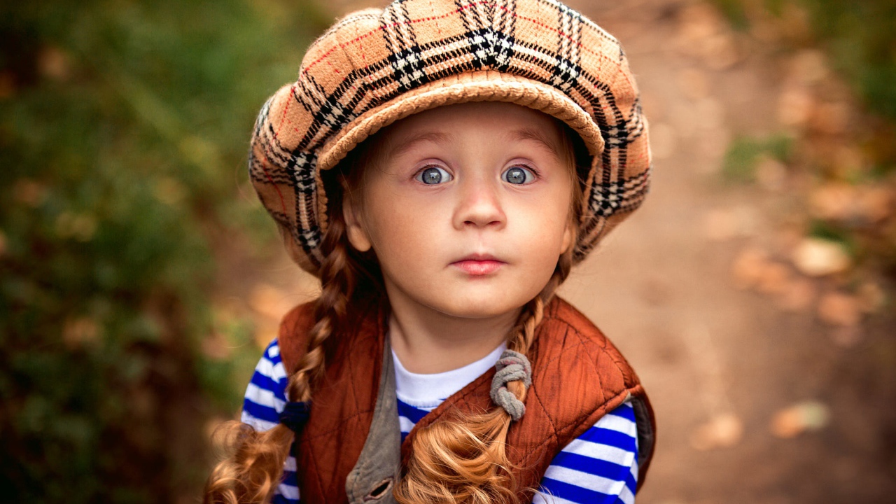 Маленькая рыжеволосая девочка в большой кепке
