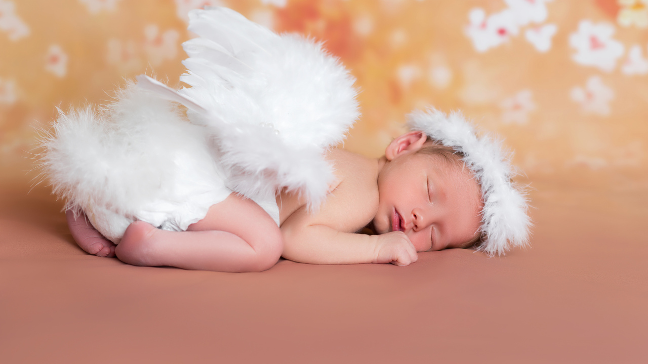 Милый спящий младенец в костюме ангела
