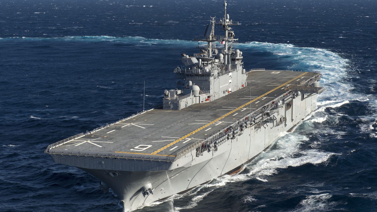 Большой военный корабль USS America (LHA-6)  в море