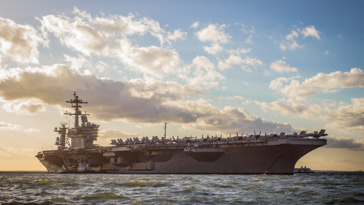 Авианосец USS George H.W. Bush (CVN-77) в океане 