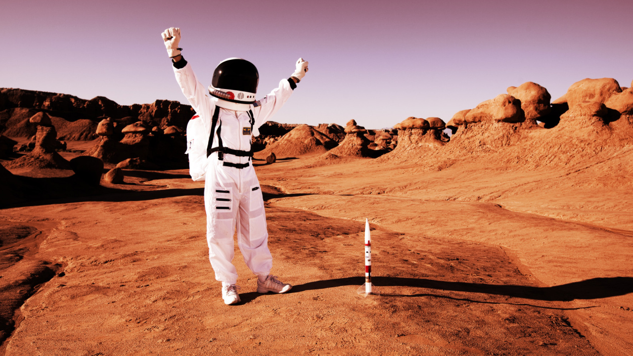 Космонавт радуется прилету на Марс 