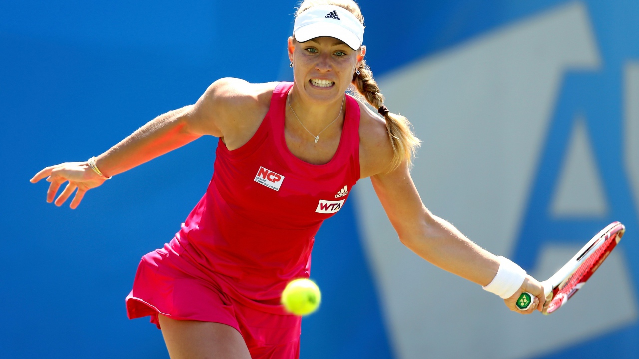 Девушка теннисистка Анжелика Кербер отбивает мяч 