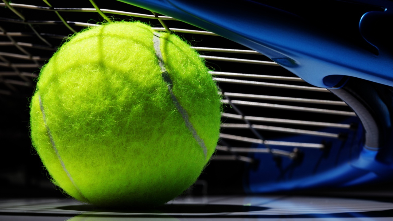 Теннисный мяч и ракетка 