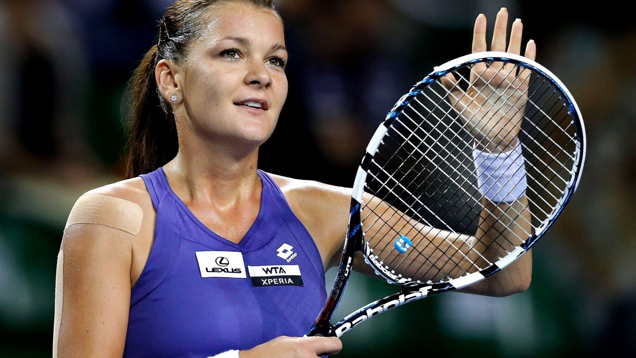 Польская теннисистка Агнешка Радваньская с ракеткой на корте 