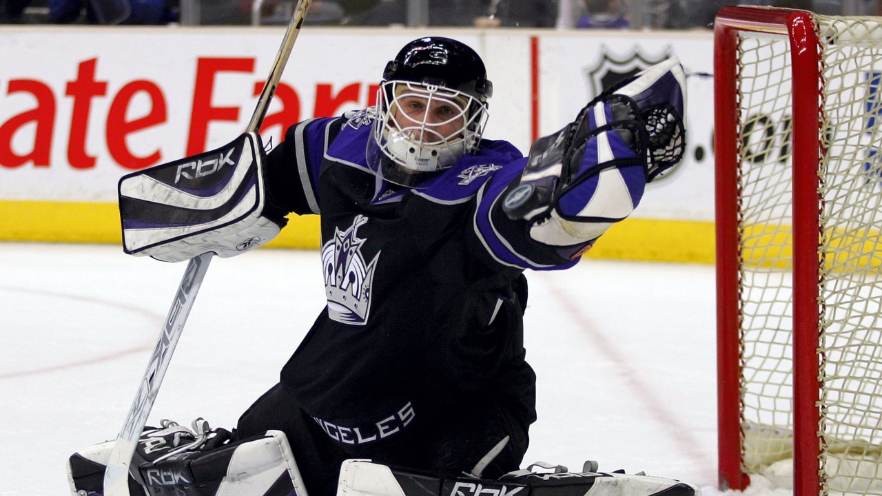 Хоккейный вратарь ловит шайбу в воротах 