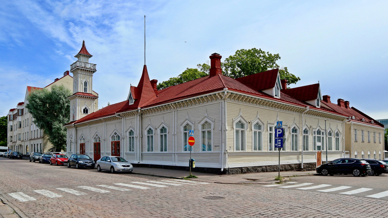 Красивое здание под красивым голубым небом в городе Котка, Финляндия