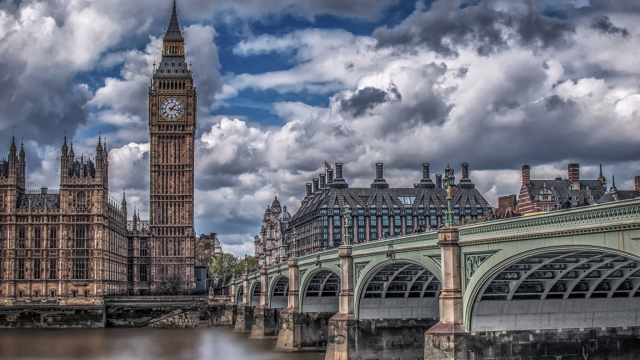 Биг Бен на фоне реки Темзы, Лондон. Великобритания 