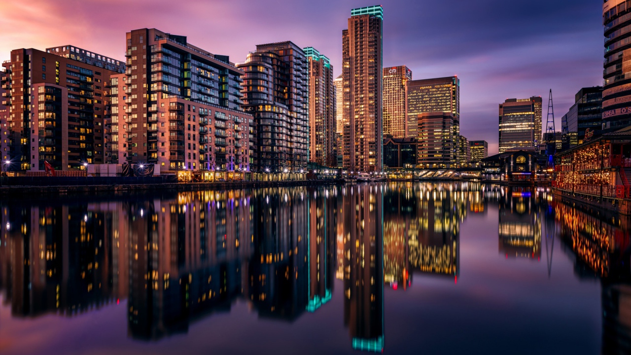 Ночные небоскребы Лондона отражаются в воде,  Великобритания 