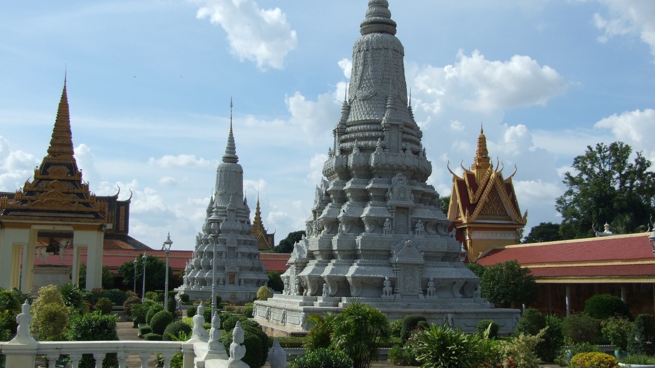 Одна из ступ на территории королевского дворца в городе Пномпень, Камбоджа 