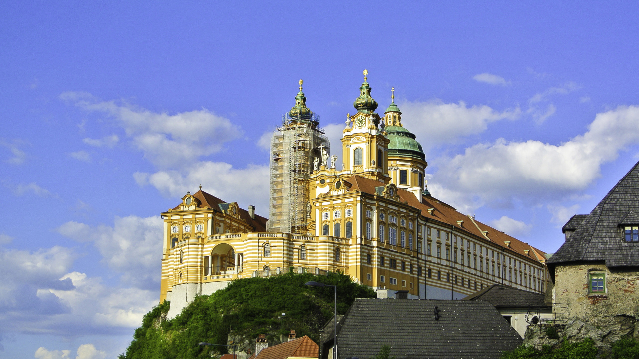 Живописный Бенедиктинский монастырь на фоне голубого неба, Мельк. Австрия