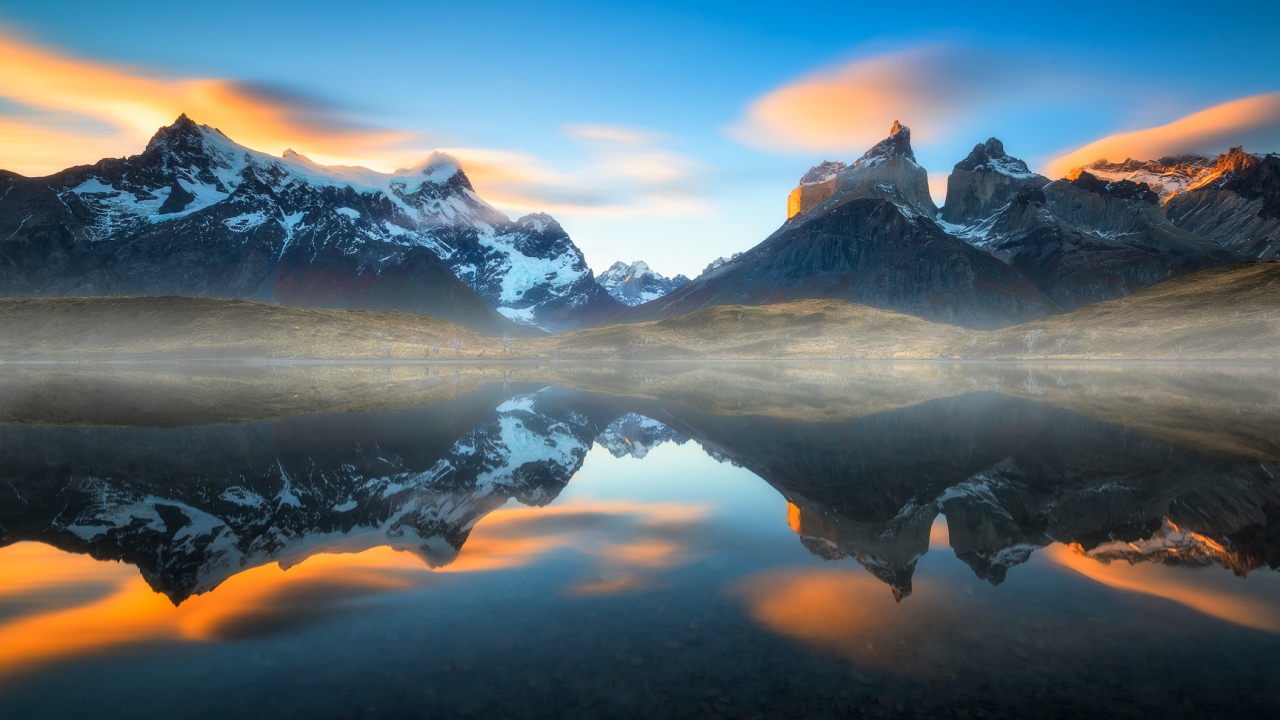 Горы Анды в парке Торрес-дель-Пайне отражаются в воде, Патагония, Чили. 