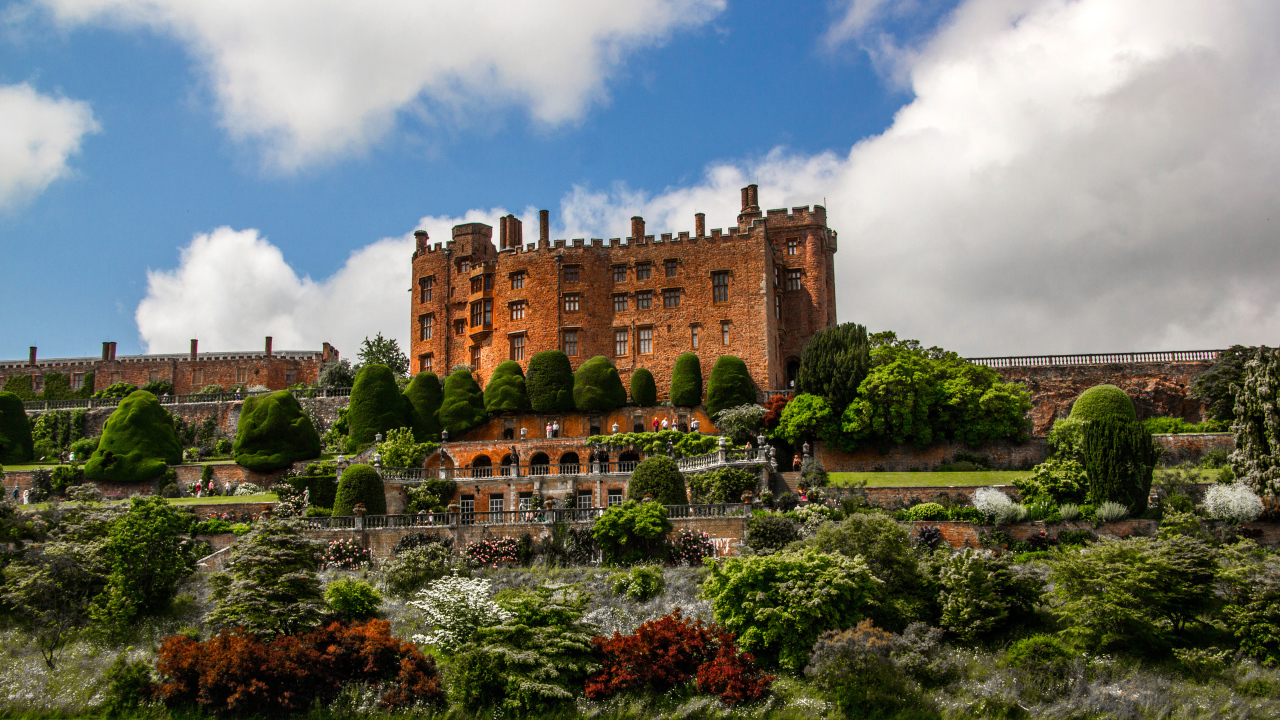 Вид на замок Powis Castle с красивыми садами, Великобритания