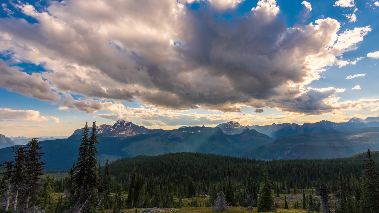 Облака над национальным парком Глейшер, Канада 