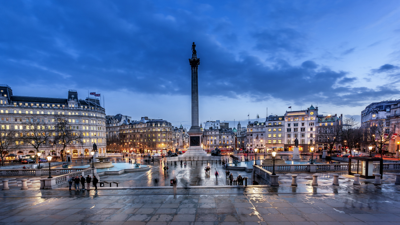 Памятник на вечерней городской площади, Лондон. Англия