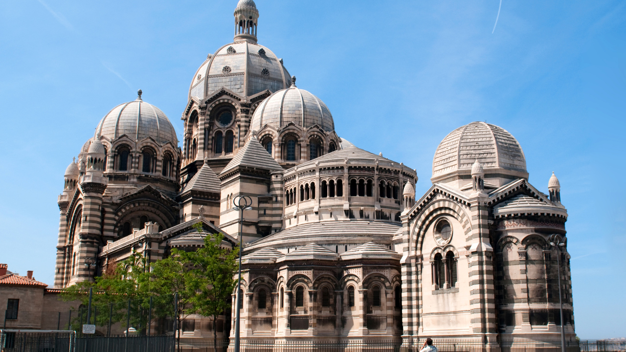 Кафедральный собор Марселя под голубым небом, Франция