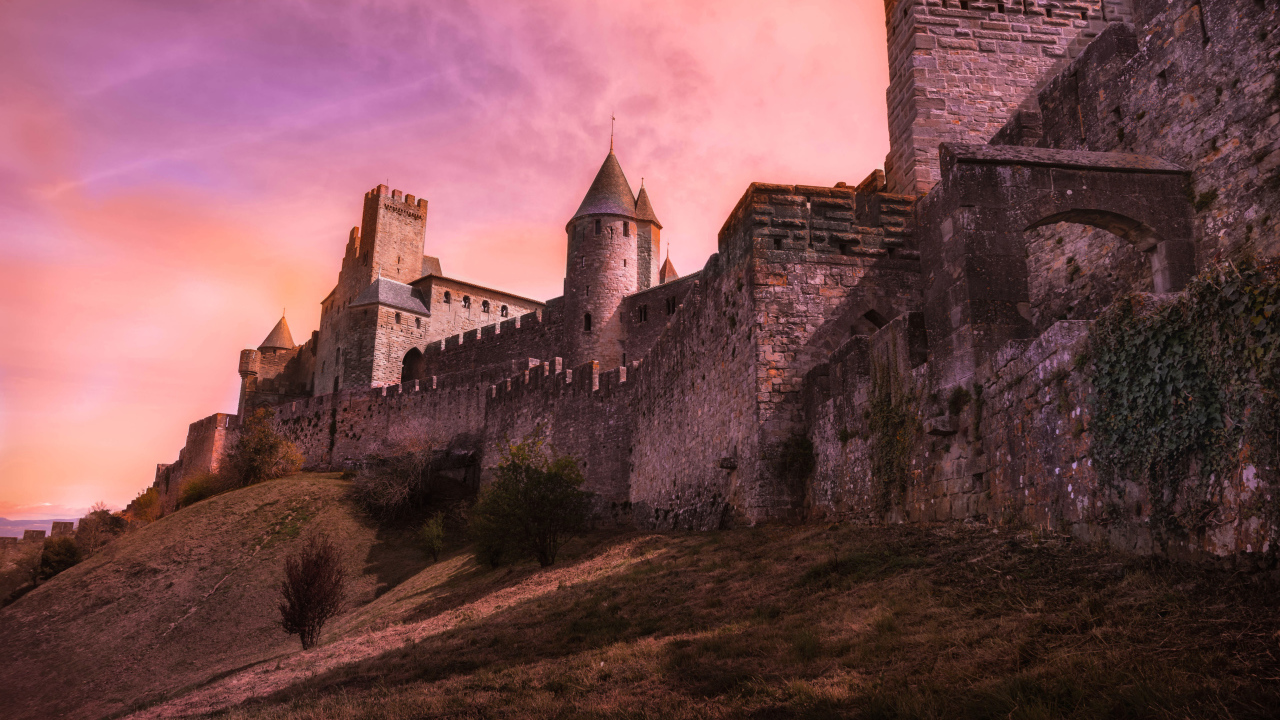 Стена старинной крепости под красивым небом, Франция