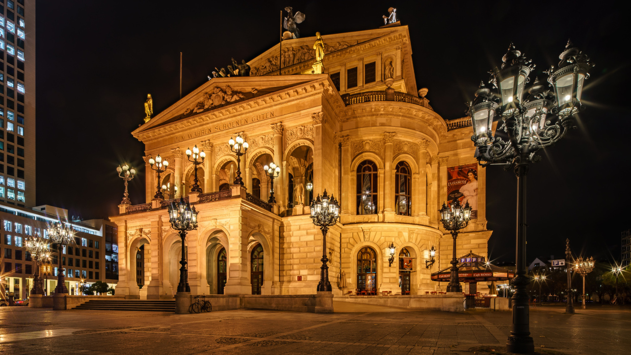 Красивое здание Старой оперы ночью,  Франкфурт-на-Майне, Германия 