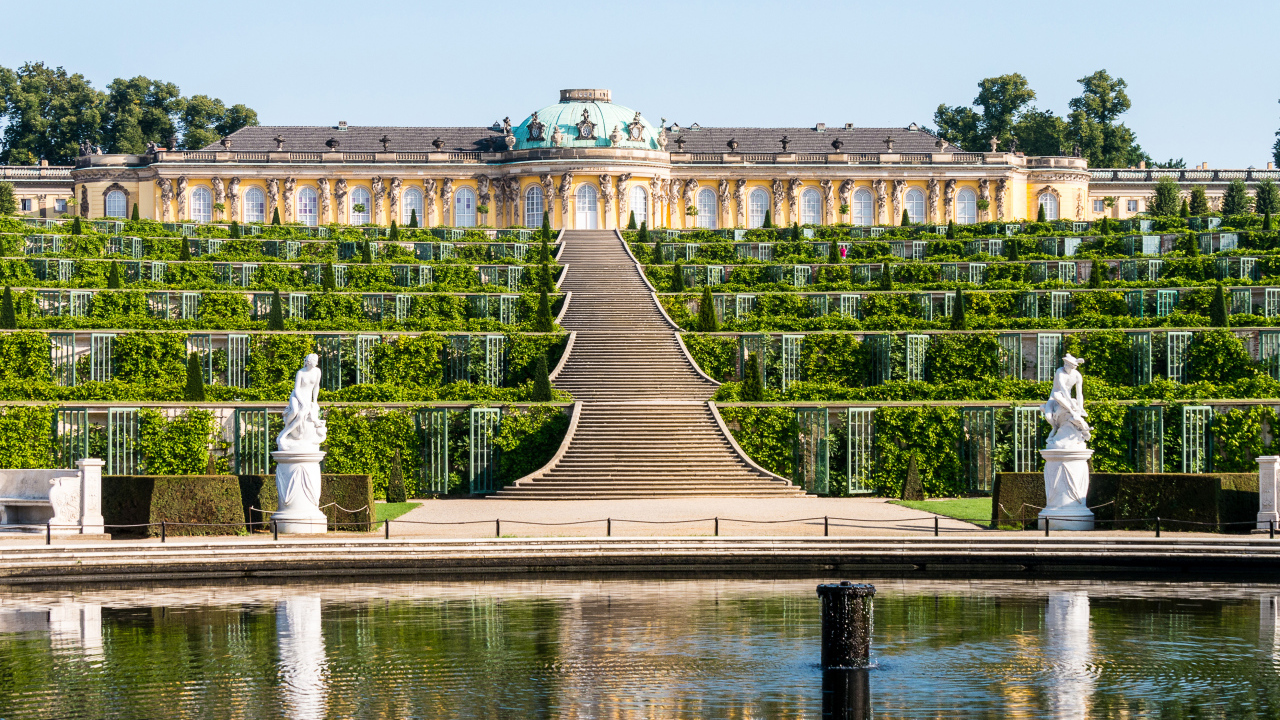 Высокая лестница у дворца Сан-Суси, Потсдам. Германия
