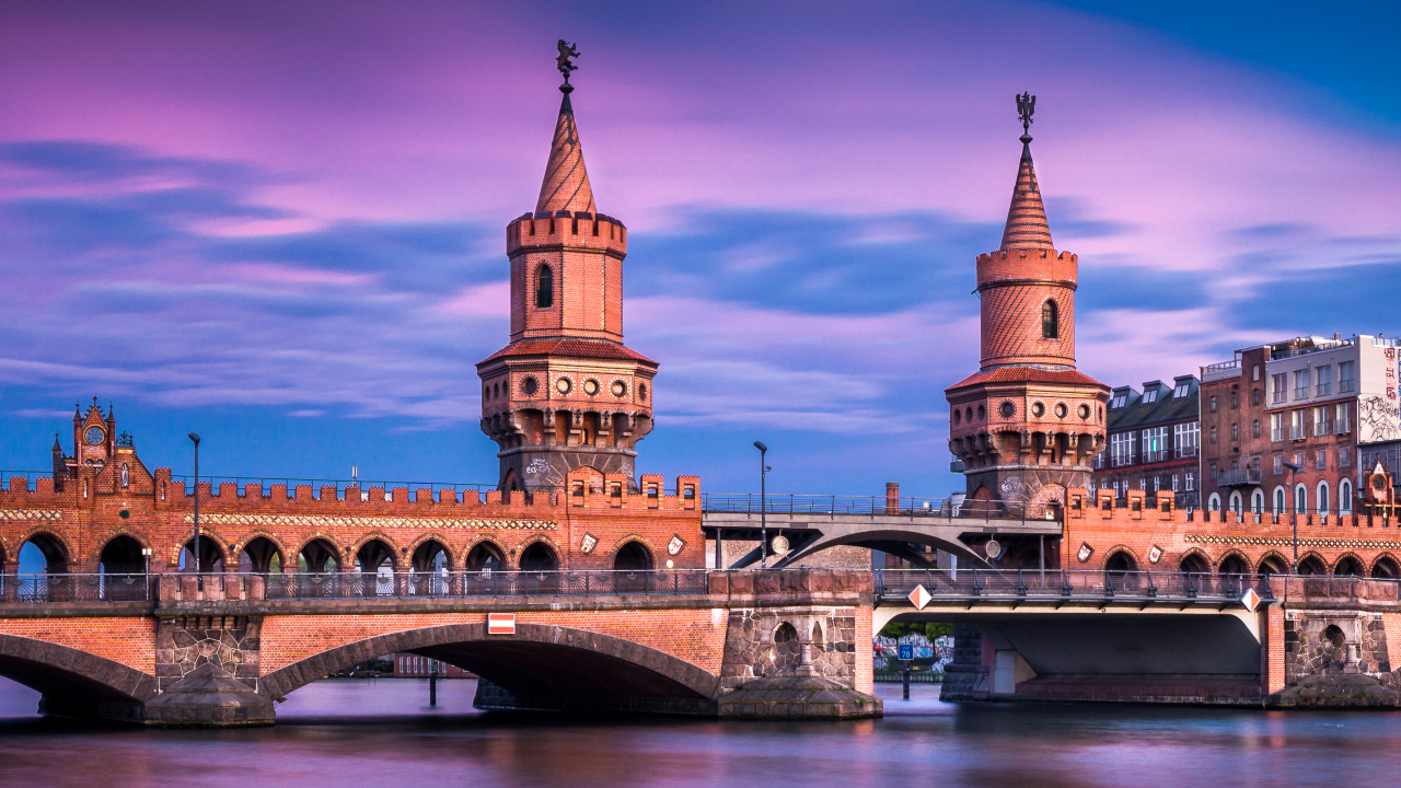 Красный старинный  мост Обербаумбрюкке, Берлин. Германия 