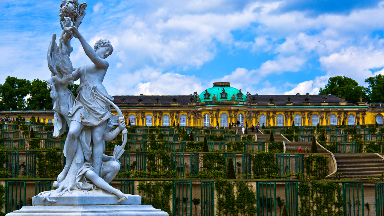 Скульптура у дворца Сан-Суси, Потсдам. Германия 