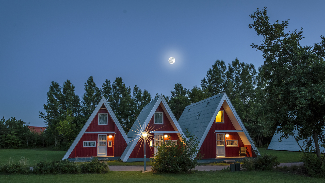 Необычные треугольные дома под ночным небом, Германия