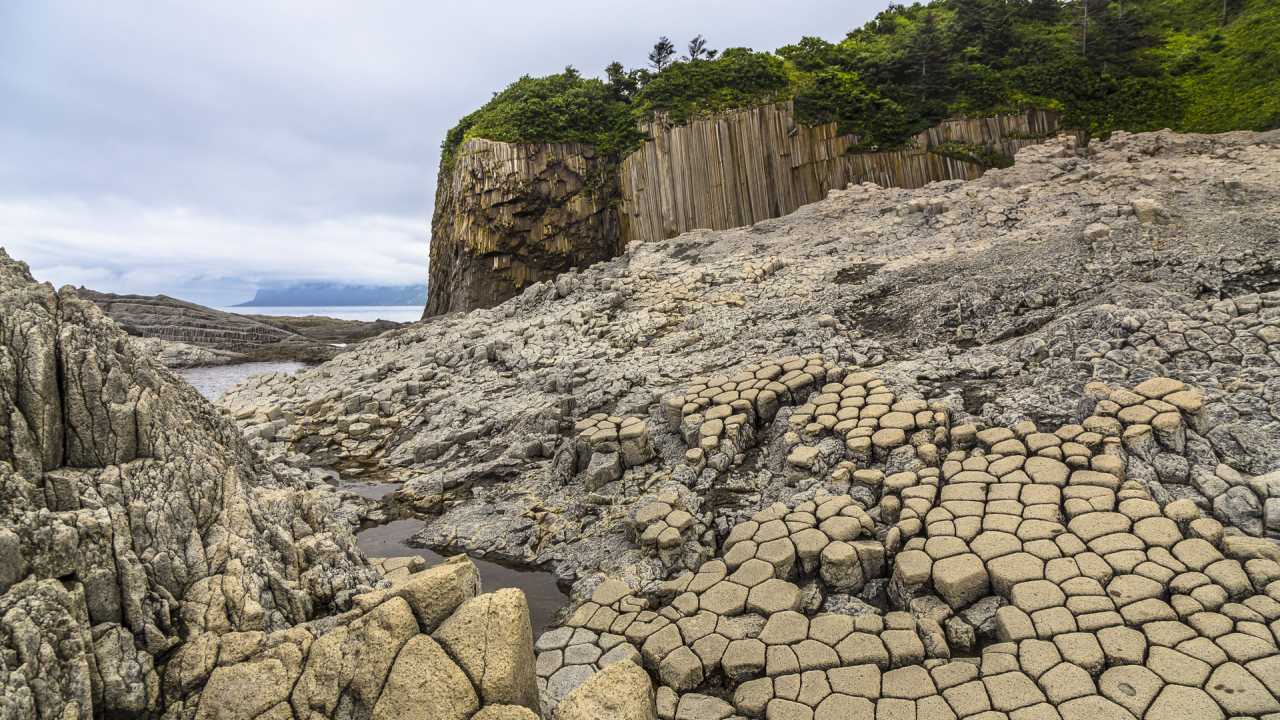Брусчатка мыса Столбчатого, Курильские острова. Россия 