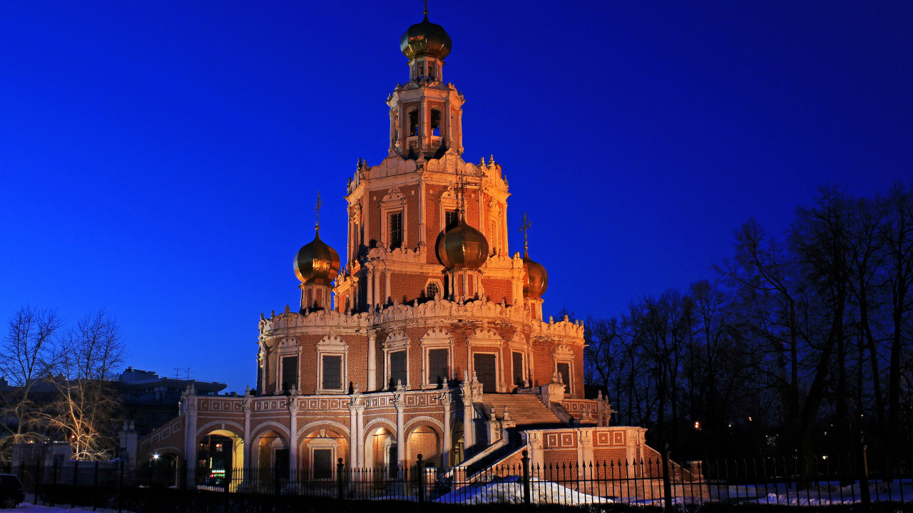 Храм Покрова Богоматери в Филях вечером, Москва. Россия 