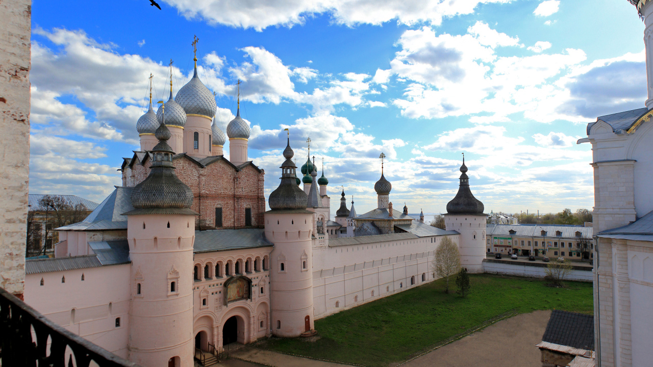 Вид на ростовский кремль под красивым небом, Россия