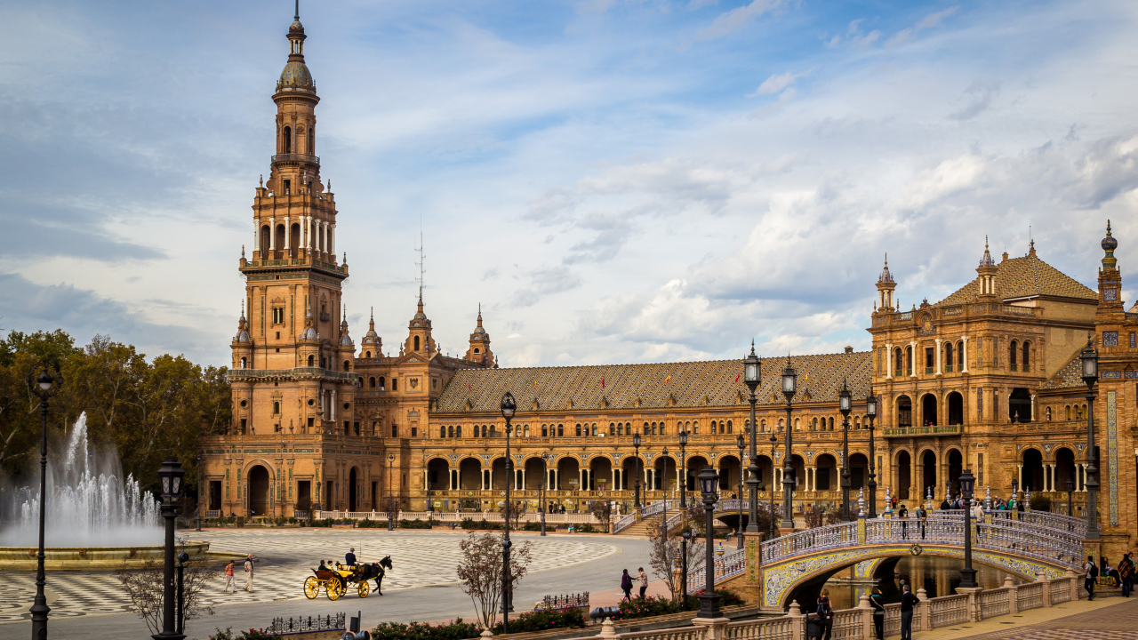 Дворец на городской площади города Севилья, Испания 