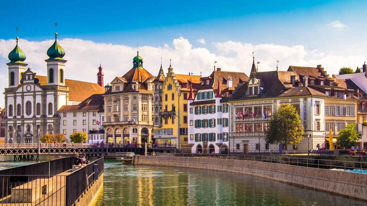 Красивые разноцветные дома у канала в городе Люцерн, Швейцария 