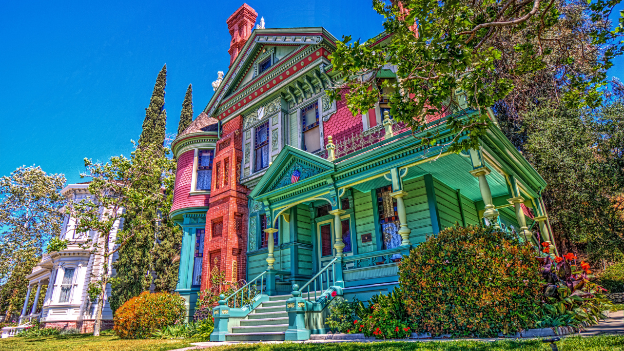 Яркое здание Херитедж сквер Музеум, Калифорния. США