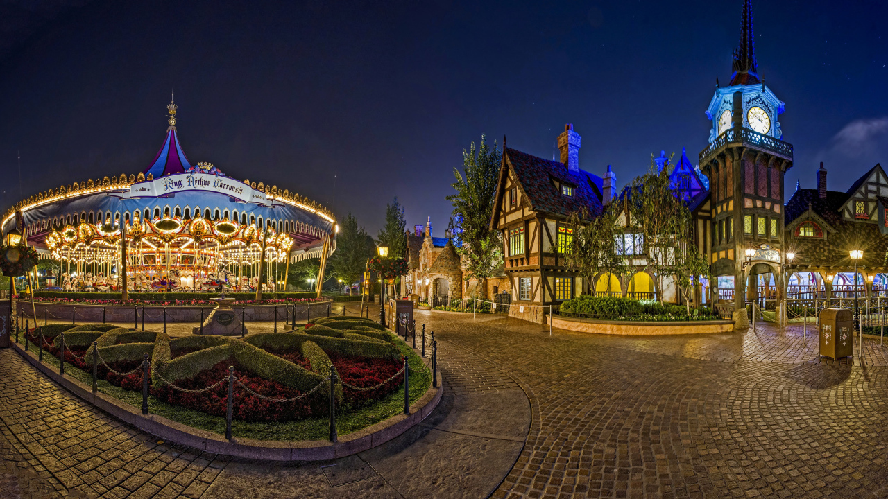 Карусели в гирляндах в парке Диснейленд, Калифорния. США