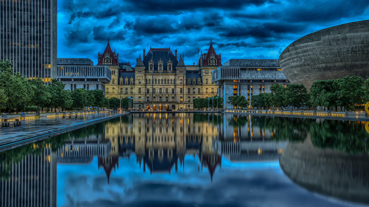 Капитолий штата Нью-Йорк отражается в пруду, Олбани. США 