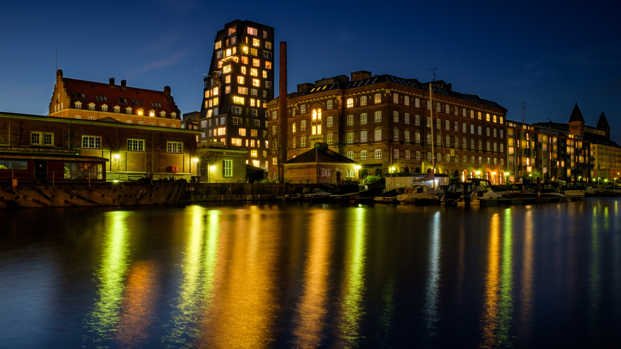 Вечерние огни домов города Копенгаген у причала, Дания